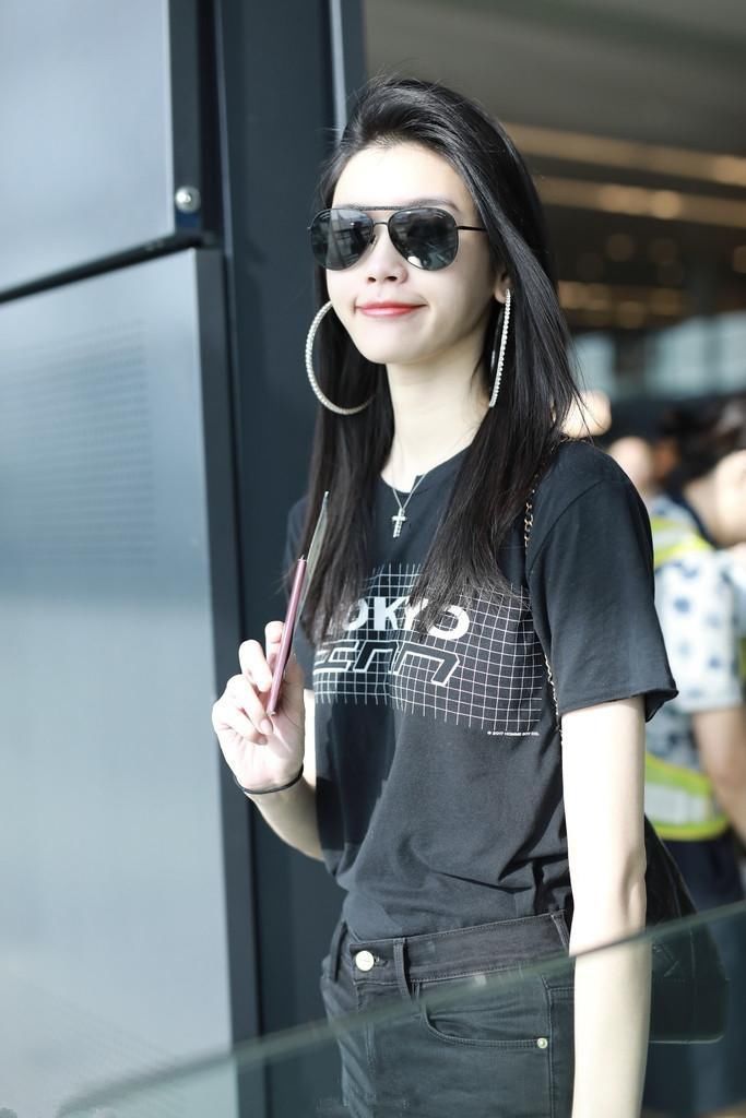 奚梦瑶简单穿搭亮相机场，撩头发都能迷死人，气场强大竹竿腿抢眼