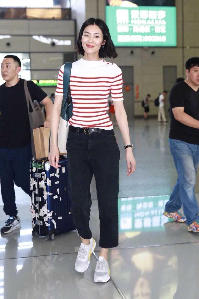 蔡依林刘雯都穿衬衫加牛仔裤，腿却不分上下!网友:扎裤子真有用