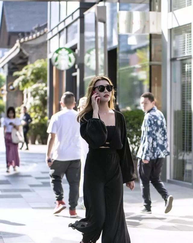  『气质』黑色连衣裙搭配黑色细高跟鞋,彰显美女时尚高贵的气质!