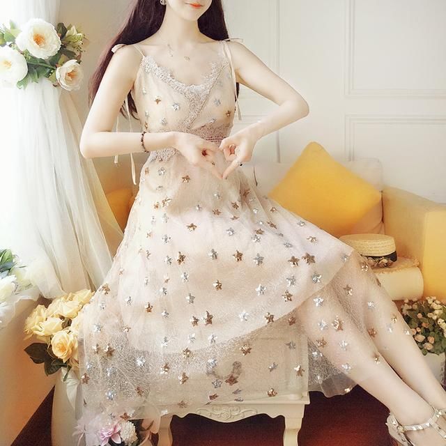 35岁嫂子真大胆！出门竟敢这样穿，街上男人全都瞪直了眼