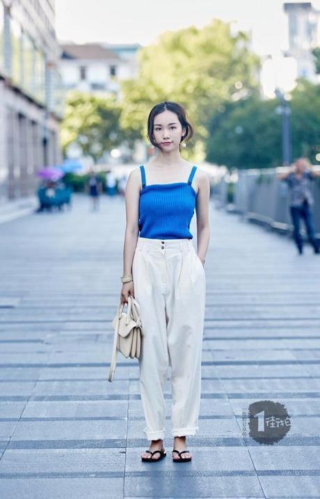 街拍：吊带裙无时无刻的展现迷人风情，穿吊带裙的小姐姐美了美了