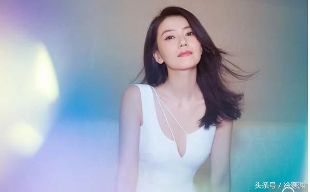 38岁高圆圆现身活动，穿深V连衣裙，网友:赵又廷看了要吃醋喽!