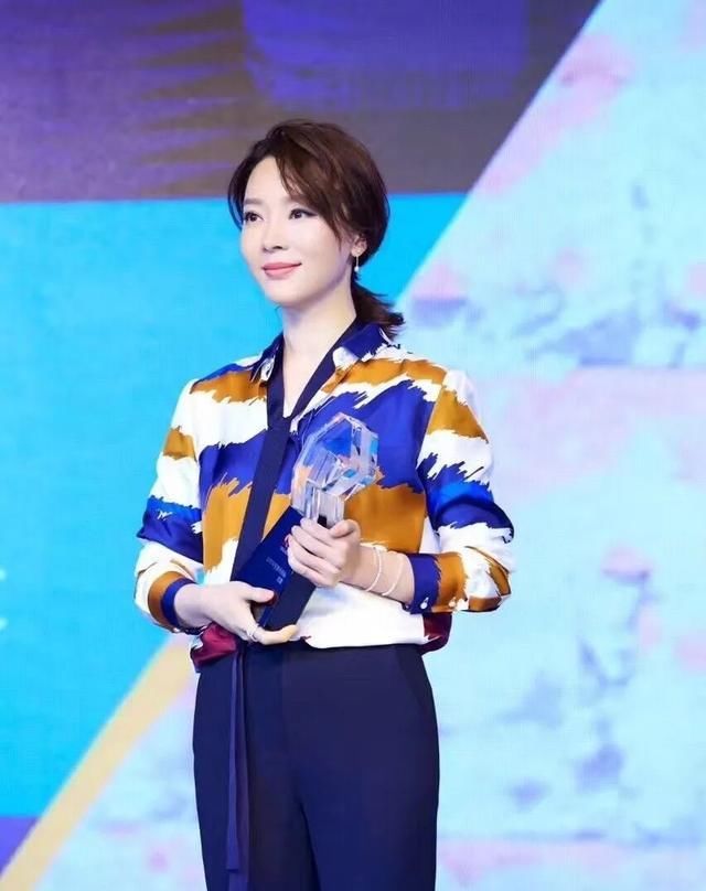 『女性』不同年龄的女性怎么搭配花衬衫?这样穿潮酷减龄,质感优雅全都行