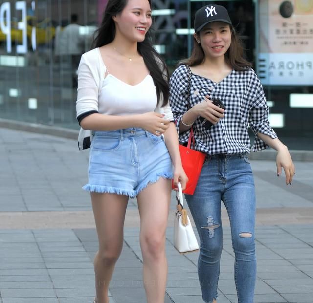 街拍：气质女神超短裤大秀白皙美腿，好身材就是这么自信