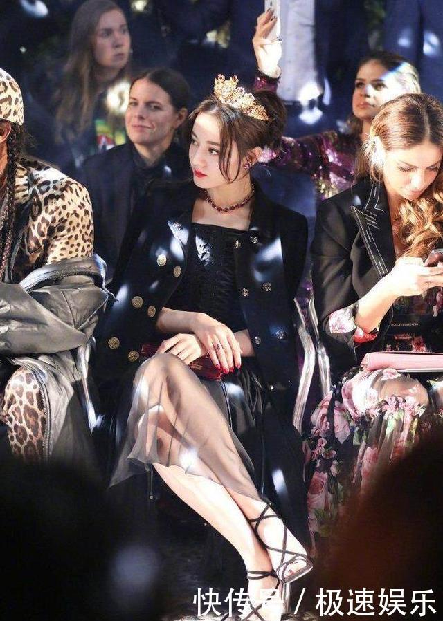 迪丽热巴与关晓彤同戴皇冠，相差5岁，这差别也太大了吧！