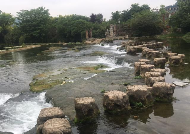 中国最迷人的古村，房屋不见一砖一瓦，被称为“石头王国”