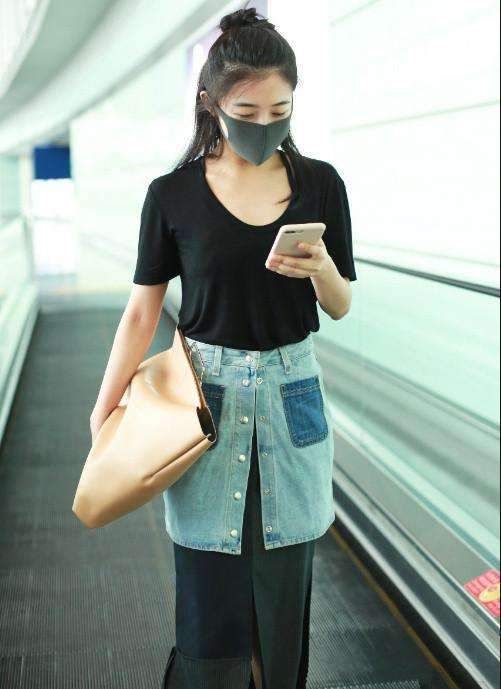 张含韵这造型让人费解，牛仔裙反而当了腰带，下面还藏了条破烂裙