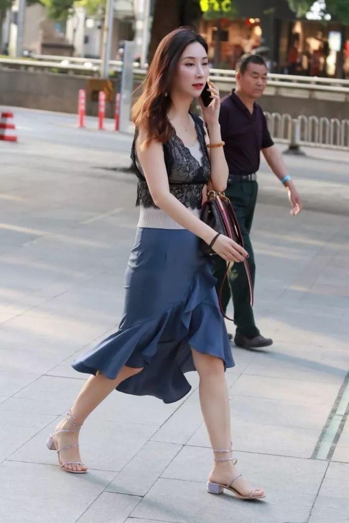 身材超好，这样迷人身材的美女在街上的确吸睛，黄金比例的身材