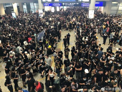 非法示威者集结香港机场 旅客受阻