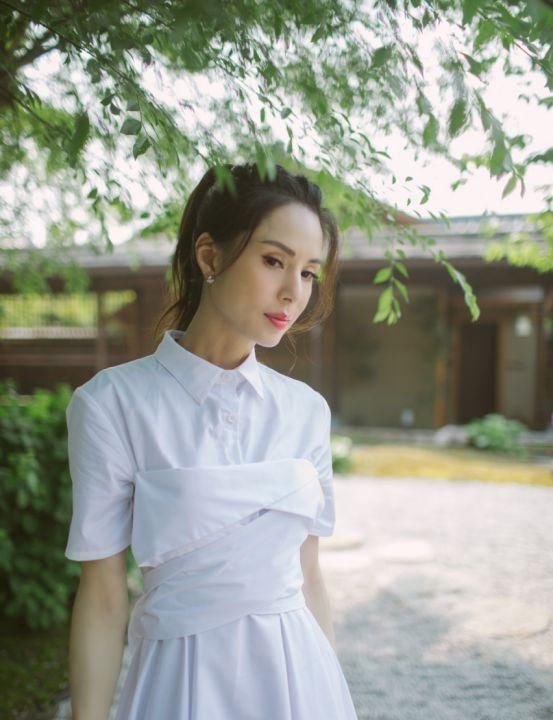  『奔四』奔四女人就该穿件清新小裙子！简洁精致设计尽显清新感