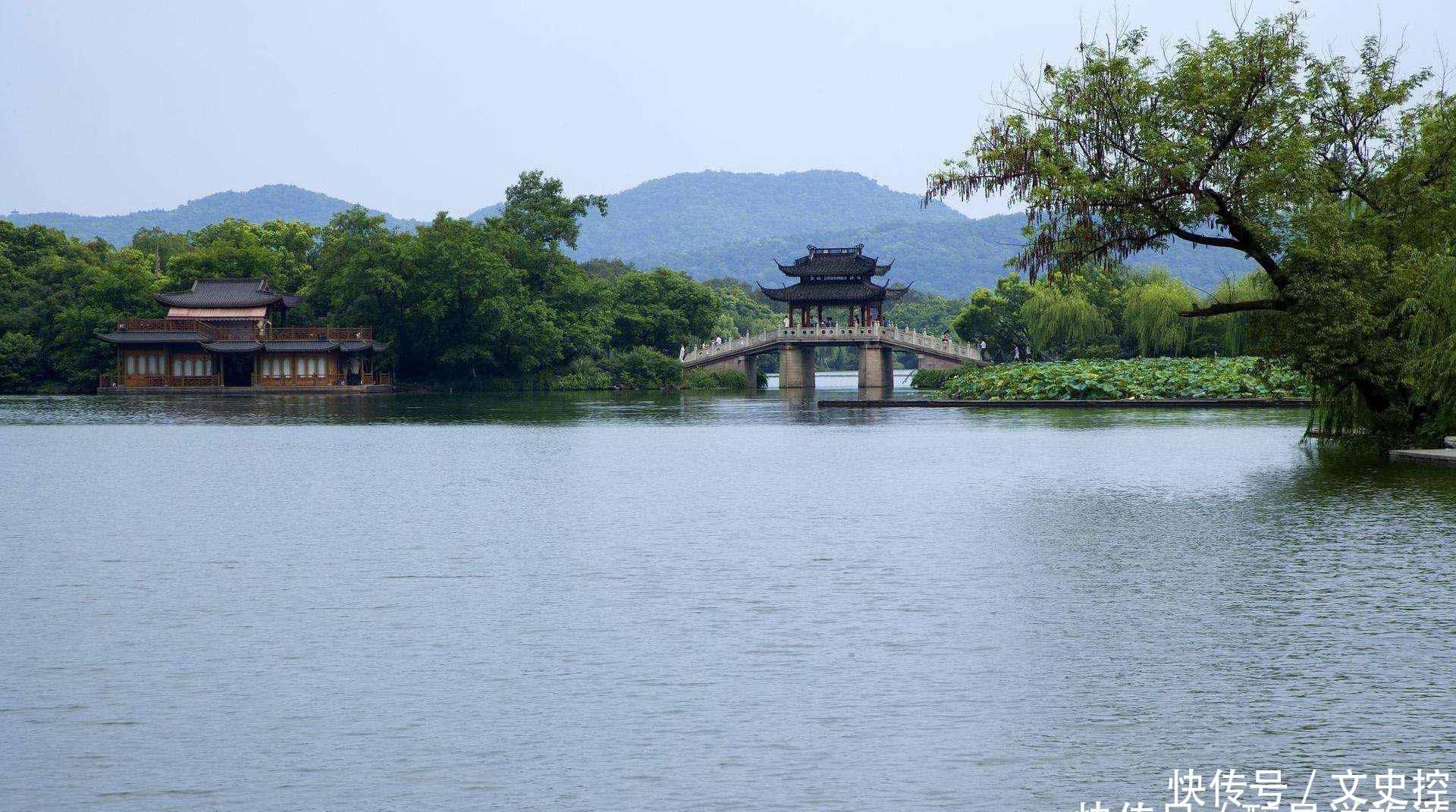 一群“白娘子”来到西湖边，不怕法海怕保安，还成为“景点”之一