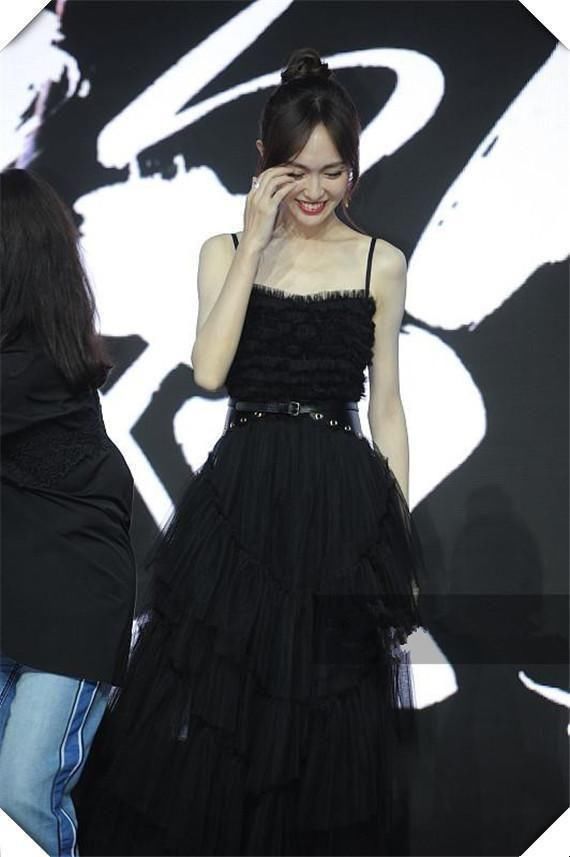 唐嫣的身材可以当模特了，两根细针腿，美过刘雯！