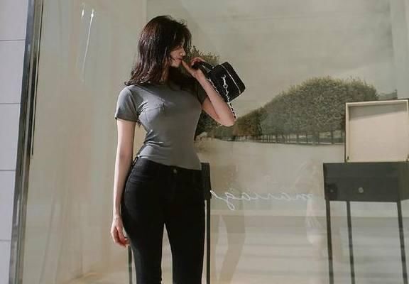 紧身的牛仔裤穿起来更美，衬托出凹凸有致的身材