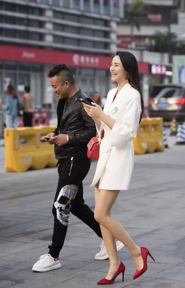  「紧身裤」女生紧身裤搭配高跟鞋，魅力的身姿让人着迷