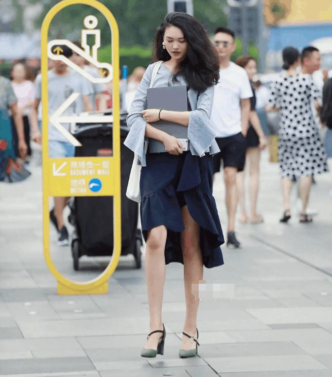 路人街拍：俏美靓丽的小姐姐，展现腿部优美线条