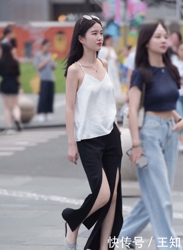  美女：美女这裤子有个性, 把身材显得淋漓尽致