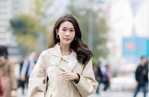  特别适合：头发多女生，从肩部往下烫卷的发型，时尚好打理