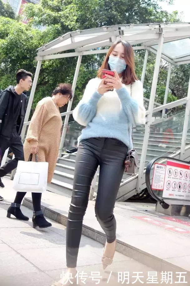 紧身皮裤在逛街的美女
