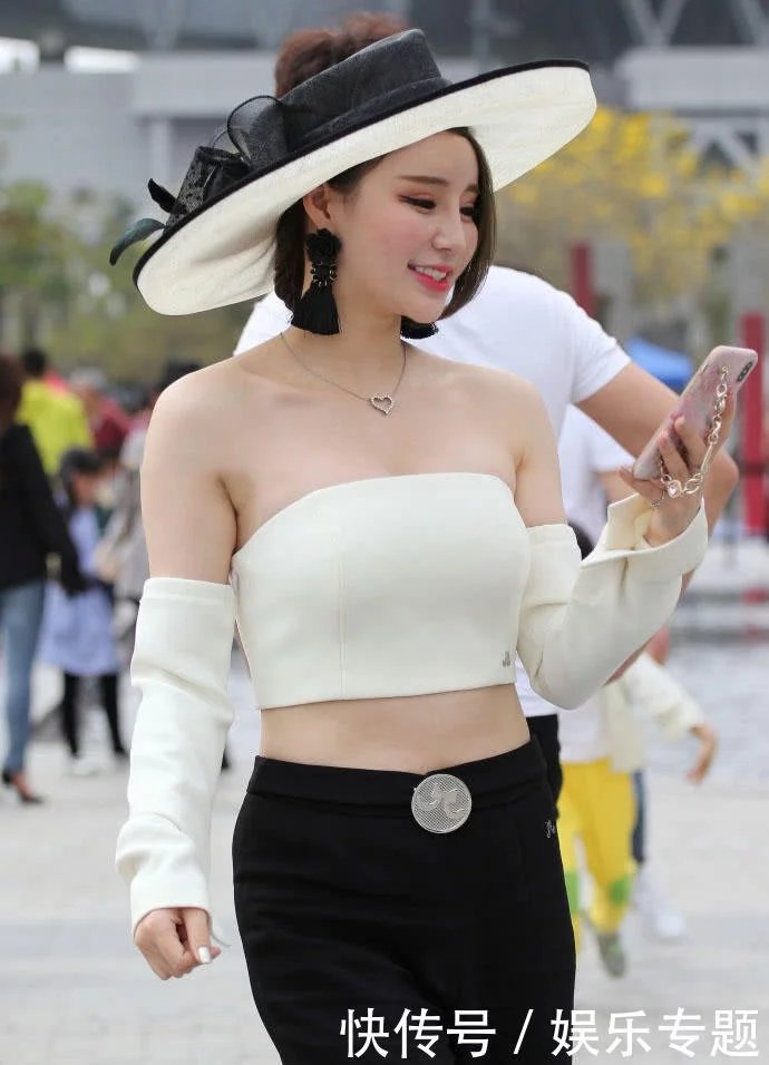 气质高雅的小姐姐,一袭抹胸尽显风韵好身材,甜美的笑容姿色不凡