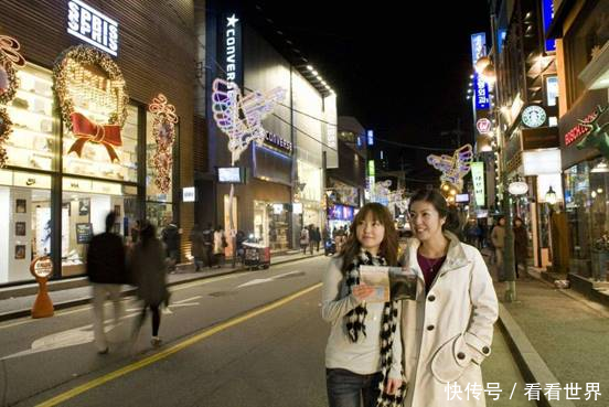 韩国大妈在中国旅游时炫富，去超市逛了后，被自己行为“打脸”了