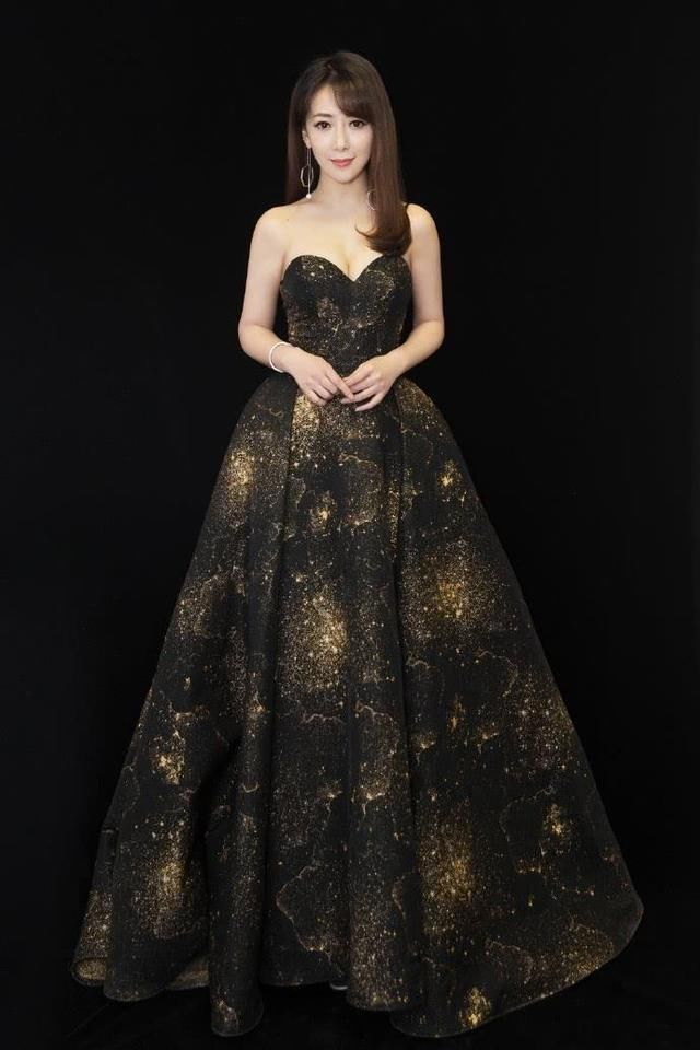 陈紫函太猛了！穿抹胸裙勒成这样，网友：看着都呼吸困难！