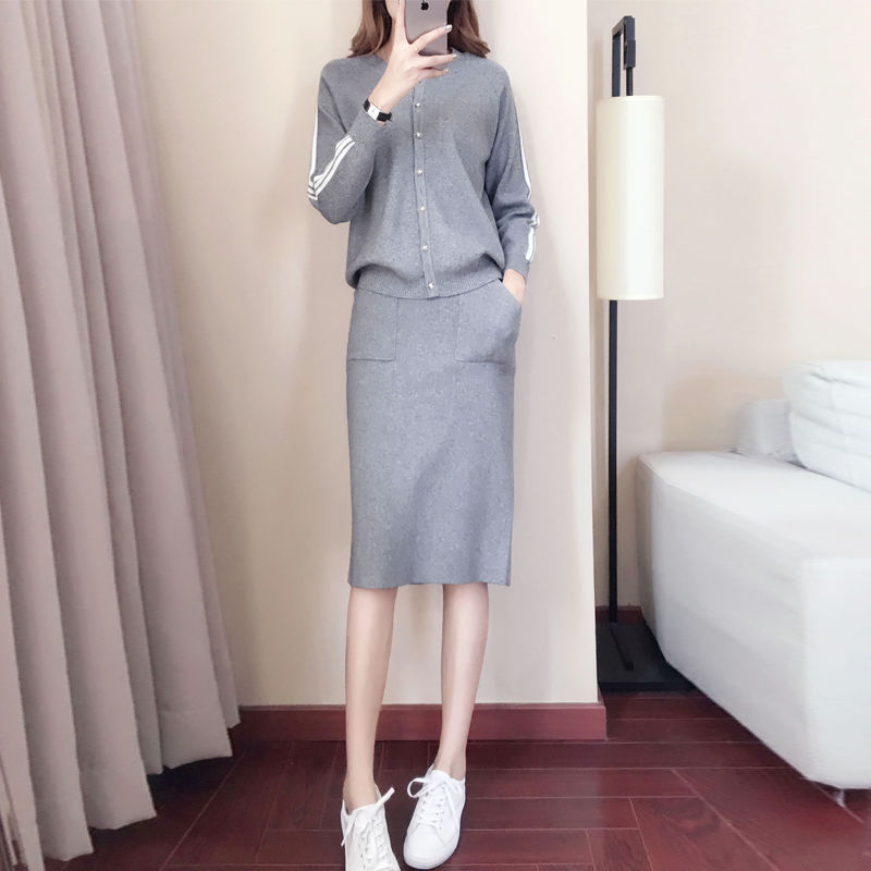 如今女人，出门别穿裙子了!瞧下图女人穿当下“秋衫”嫩减18岁