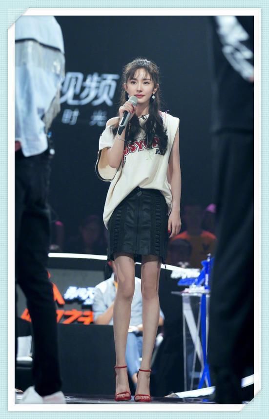 看了杨幂的坐姿，再看看林志玲，网友：优雅和粗俗的差距一目了然