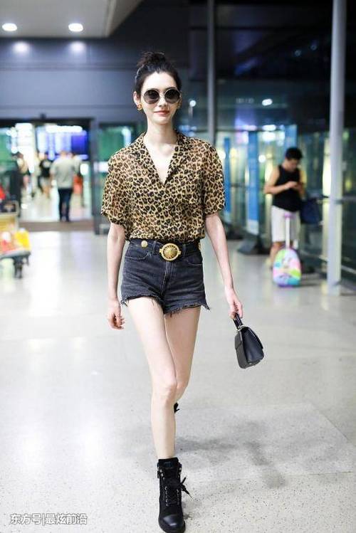 奚梦瑶又不安分！豹纹衫配短裤走机场，网友：没几个人敢这样穿的