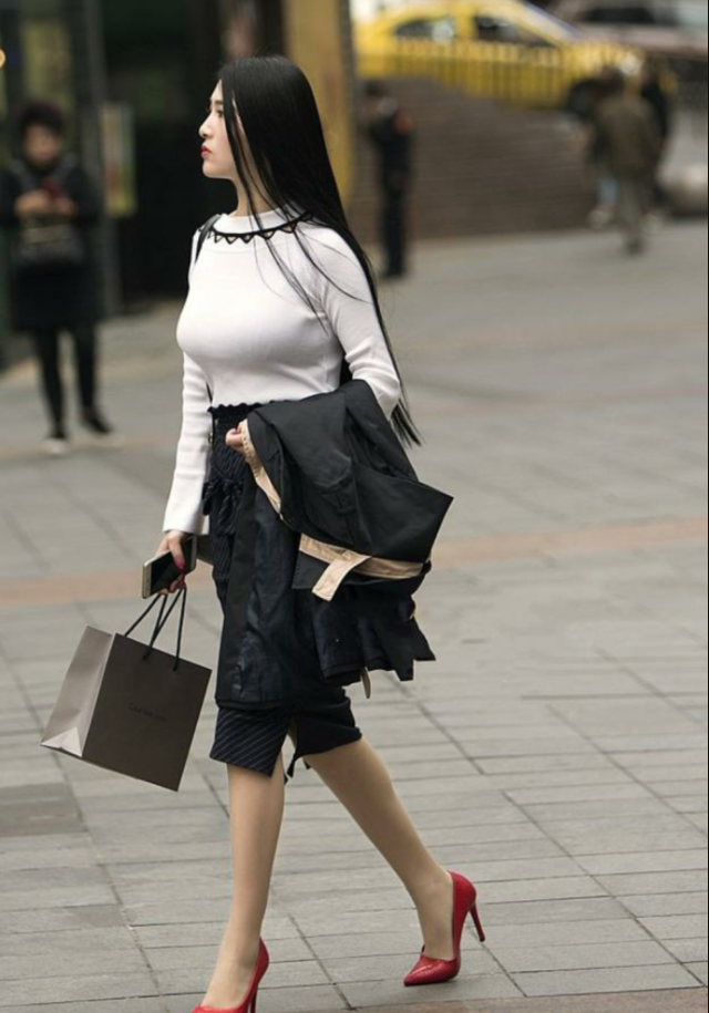 街拍：天热小姐姐们还穿紧身，个个都展现自己的“实力”!