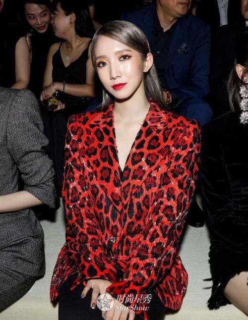 景甜、孟美岐、何穗看秀都能气场全开