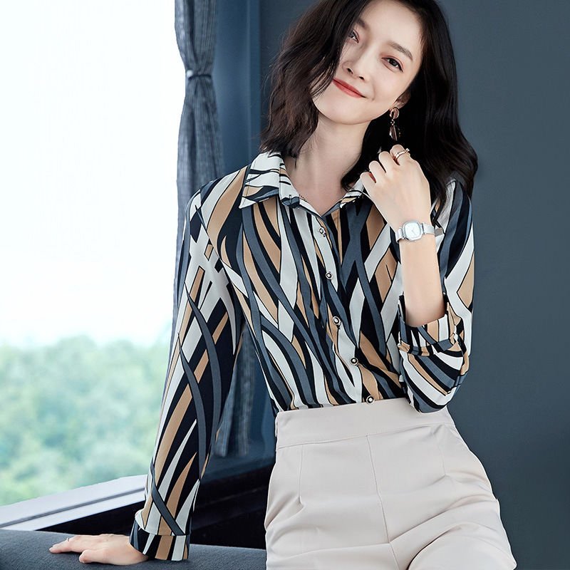 女人出门也别穿裤衩，瞧:这些女人，一个比一个美得腻人