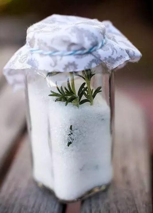 洗头时放2粒这个，头发乌黑不出油，再也不用去洗发店!