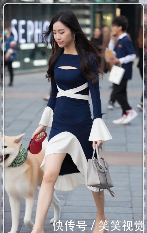  『低调』小姐姐藏青色的连衣裙，独特绑带设计，低调中不缺乏优雅气息！