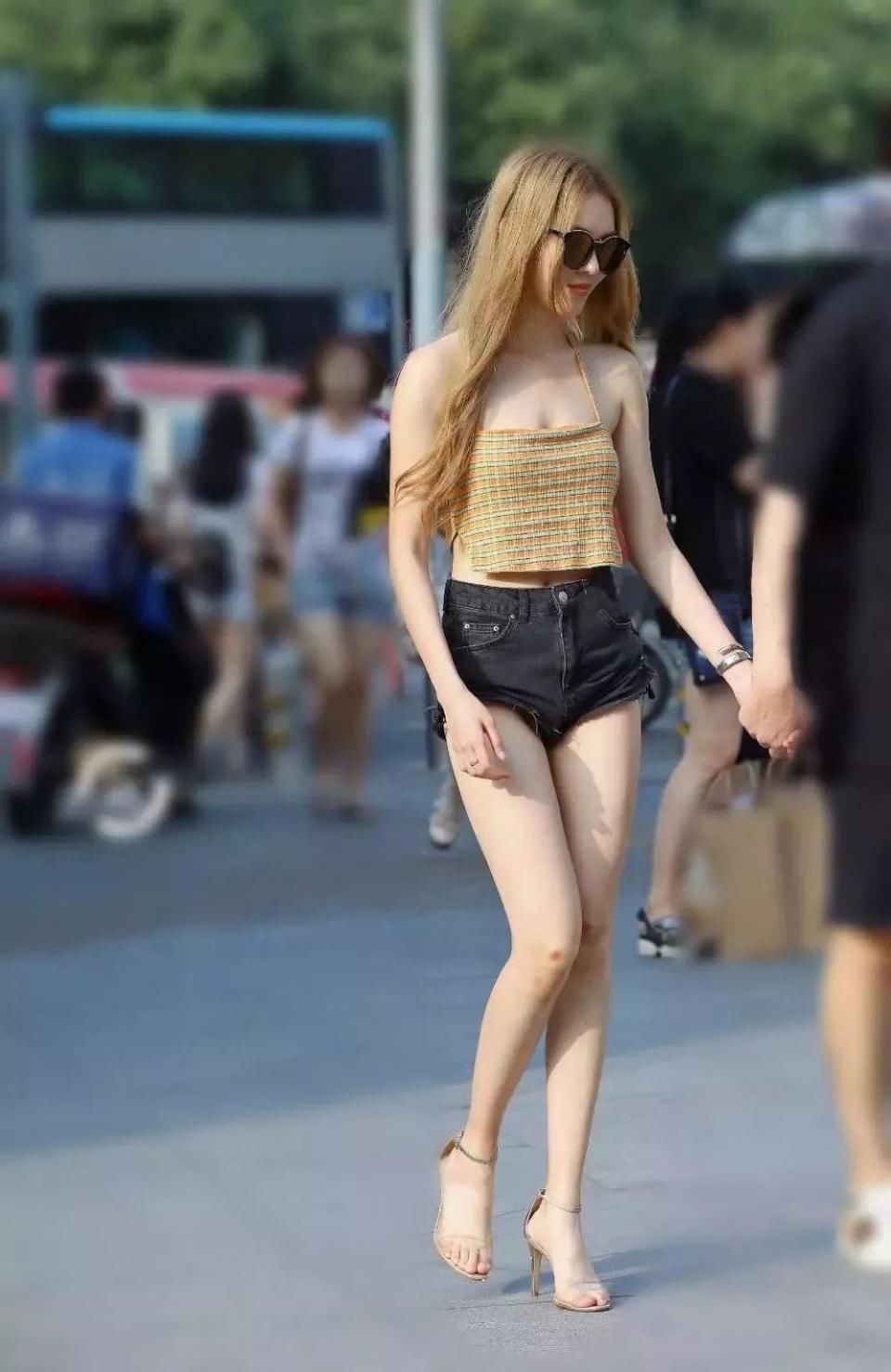 黑色短牛仔裤穿搭，以最美的身姿成为焦点，简洁又清爽