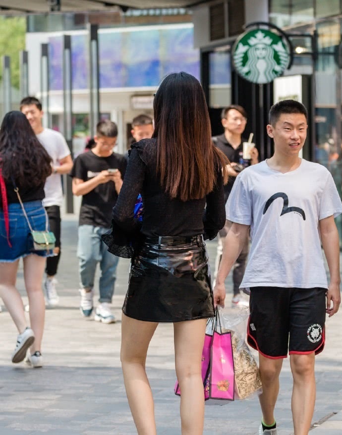 [ 美女]帅气又时髦！，美女街拍：时尚小姐姐一身酷黑装扮