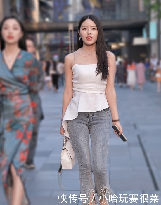 款式的衣服|白色吊带上衣搭配流苏牛仔裤, 时尚又优雅