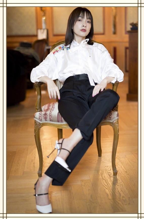 吴昕真会扮嫩！蓝T配蓝裙秒变高中生，网友：搞不懂潘玮柏咋想的