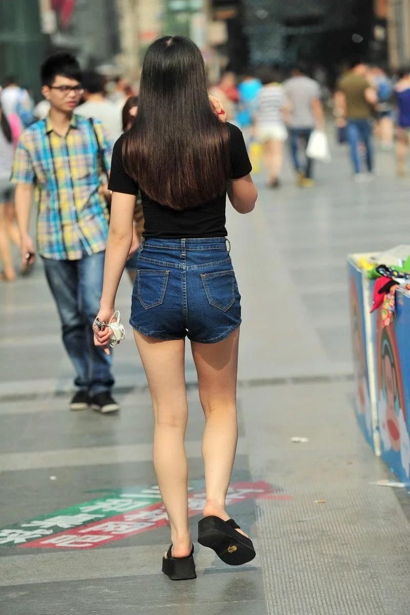 街拍牛仔短裤长腿美胸好身材美眉
