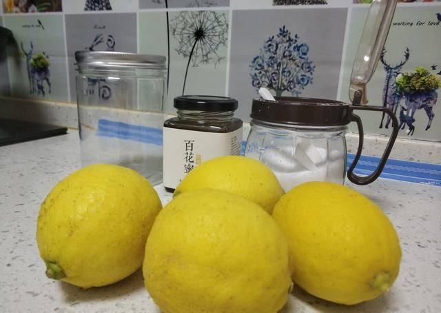  『皮肤』教你超好喝的蜂蜜柠檬水做法，每天两杯皮肤越来越白嫩