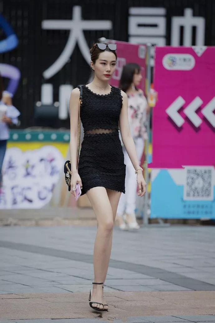  [辣妈]街拍：辣妈这斑点衣服, 看着眼花吧