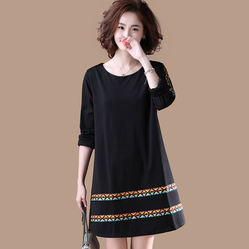 9月早晚温差大，一件洋气的秋裙，干练又不失女人味，想不美都难