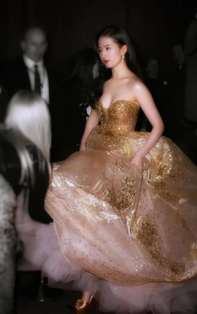 刘亦菲不愧为是仙人长相,能扛得住海外的身