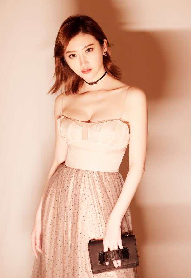 景甜失策了, 吊带裙性感却显身材臃肿, 网友: 都是衣服惹的祸!