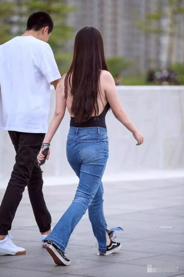 微胖小姐姐性感露背装搭配紧身牛仔裤，凹凸有致的身材让人羡慕