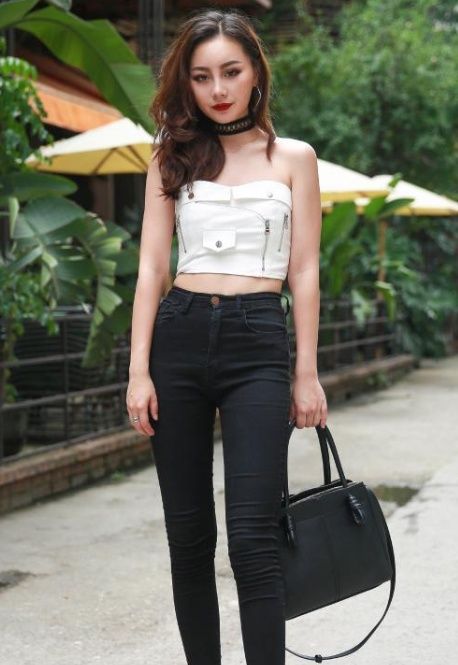 街拍美女:小姐姐抹胸短衫很吸引眼球!凸翘的身材尽收眼底!