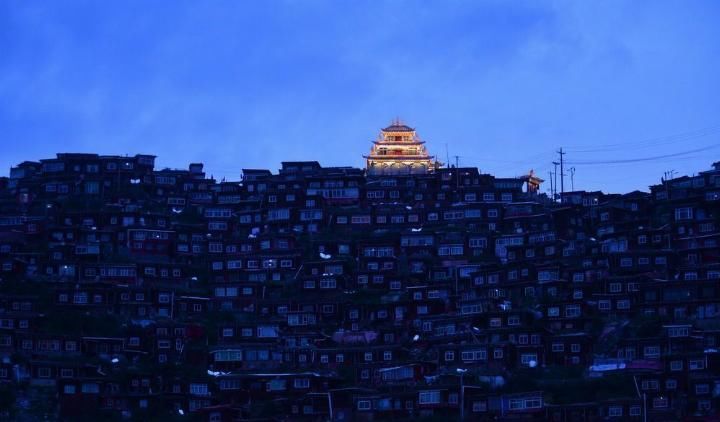 川行记：色达，我已止语。五明佛学院的修行人生