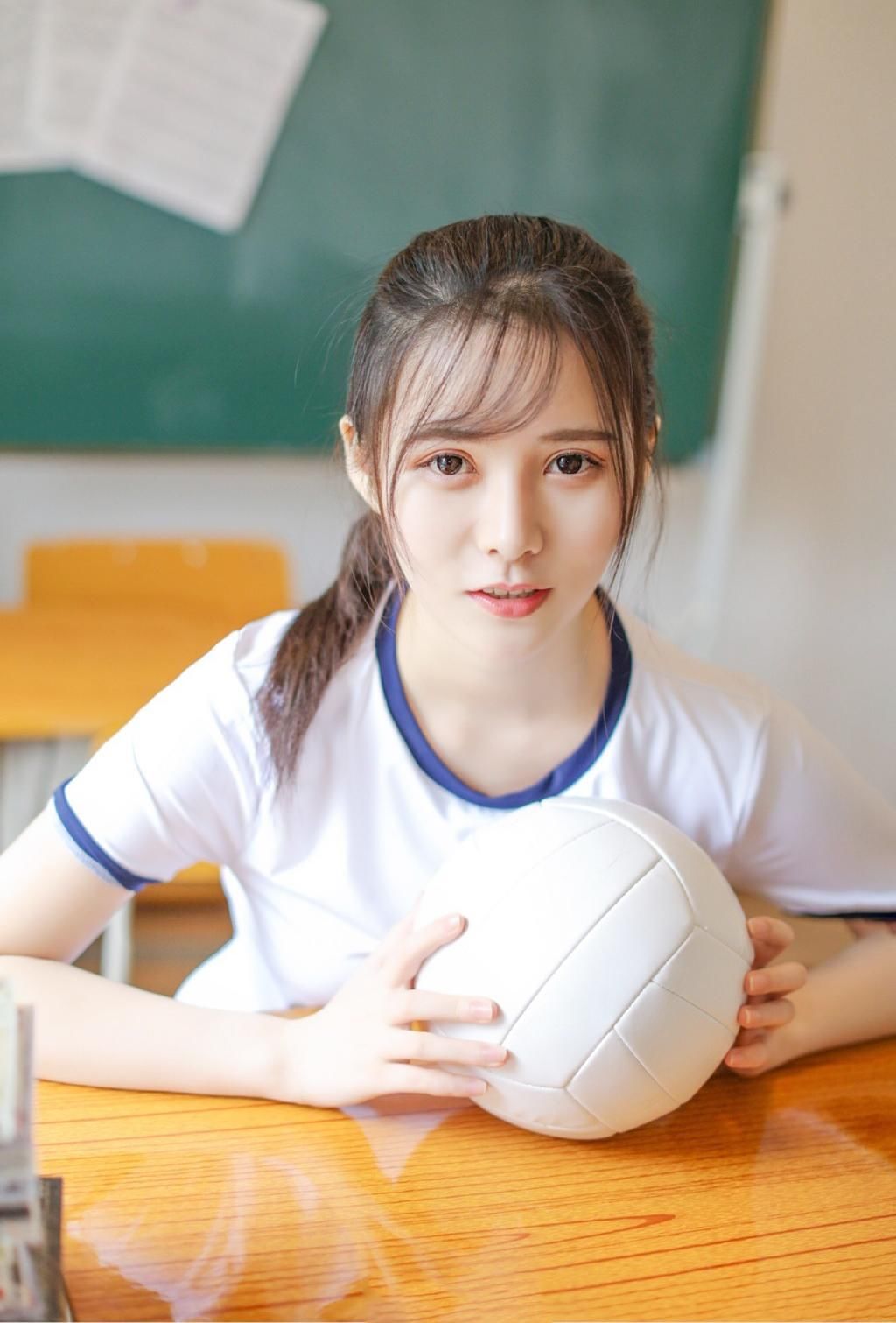 教室美女紧身运动服美腿性感写真