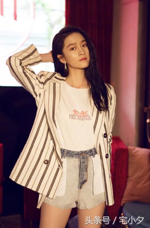 张雪迎近日现身活动，高跟凉鞋衬托出一双修长的美腿