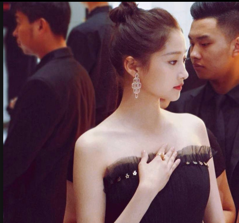 关晓彤现身某商业时尚活动 身材十分苗条一双筷子腿十分显眼