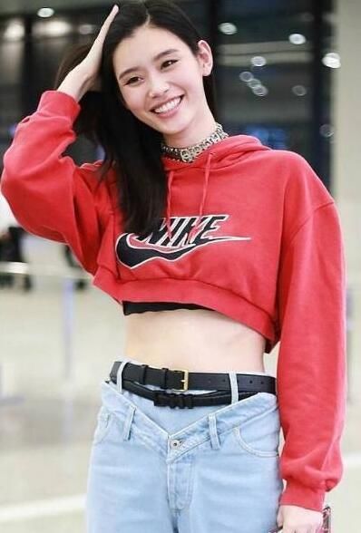 1米78的奚梦瑶只有98斤，难怪敢在机场这样肆无忌惮的大胆穿